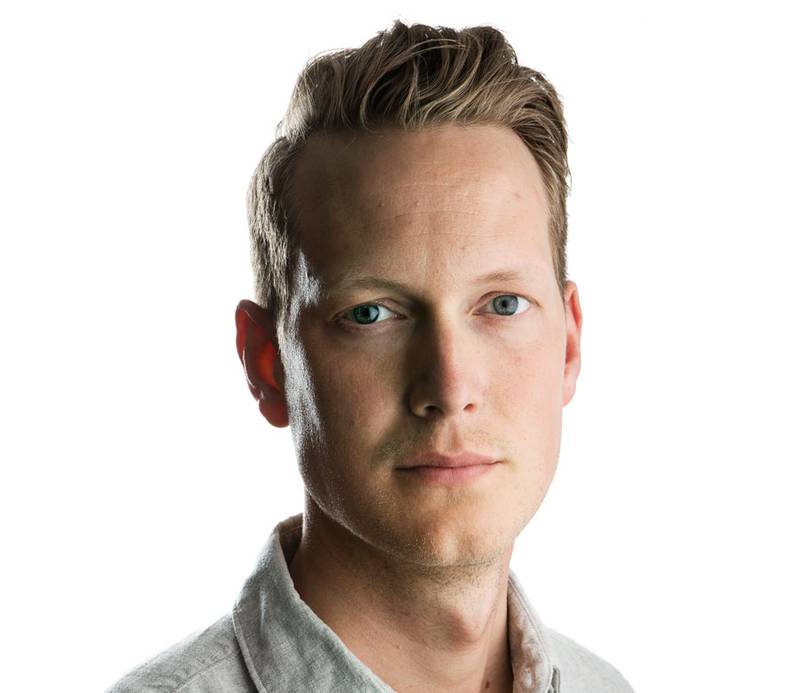 Porträttbild på Rickard Ringqvist, vit bakgrund.
