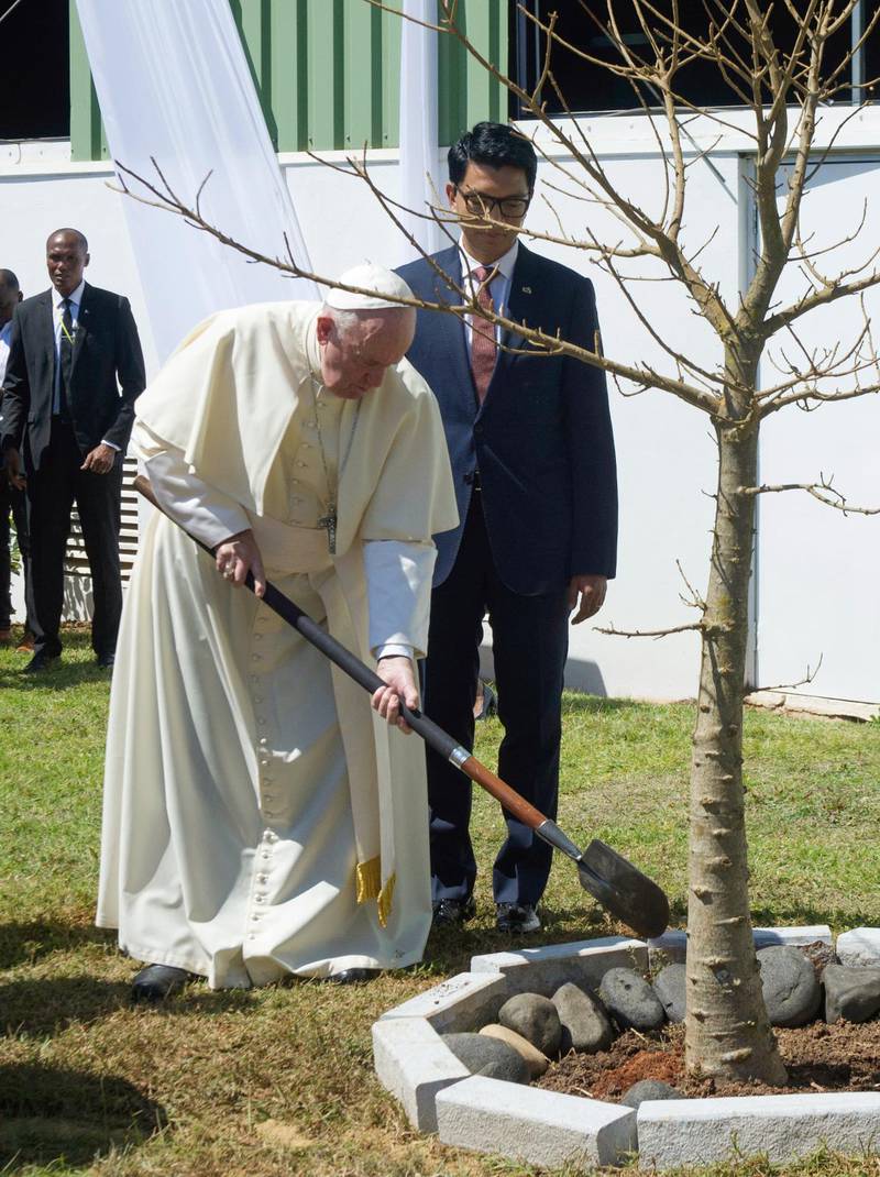 Påve Franciskus planterade ett träd utanför Ceremonipalatset i Madagaskars huvudstad Antananarivo.