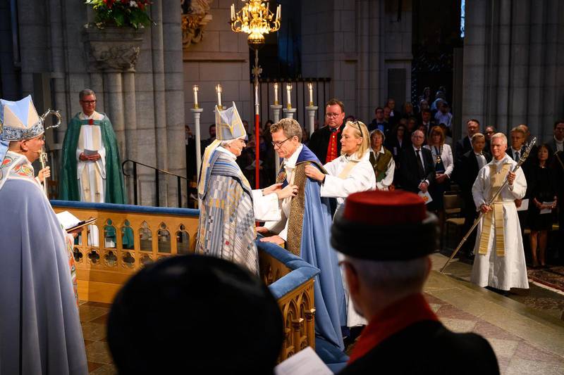 Biskop Andreas tar emot sina biskopsinsignier (kors, kåpa, mitra, kräkla) av ärkebiskop Antje Jackelén.