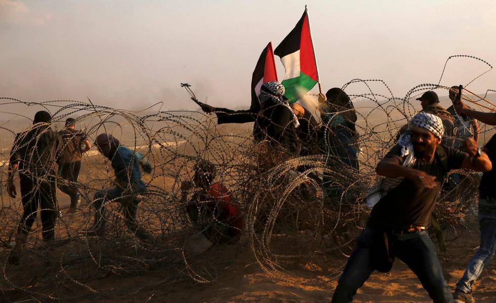 Palestinier på Gazaremsan under våldsamma upplopp vid gränsen till Israel.