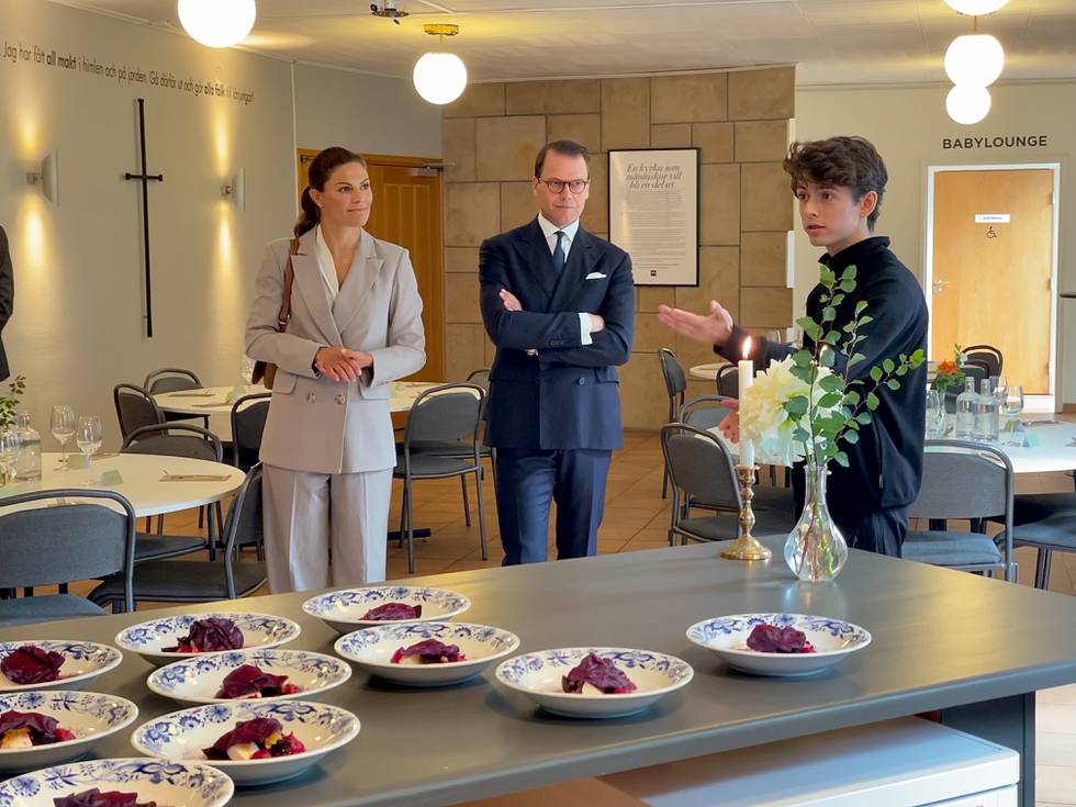 Kronprinsessparet Victoria och Daniel gästar Skövde Pingst för en lunch för att uppmärksamma mathjälpen som äger rum i församlingens lokaler.