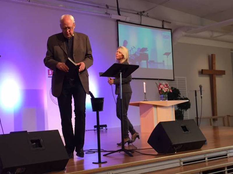 Kjell Larsson predikade och Lotta Fahlén sjöng sånger skrivna av Dagens grundare Lewi Pethrus.