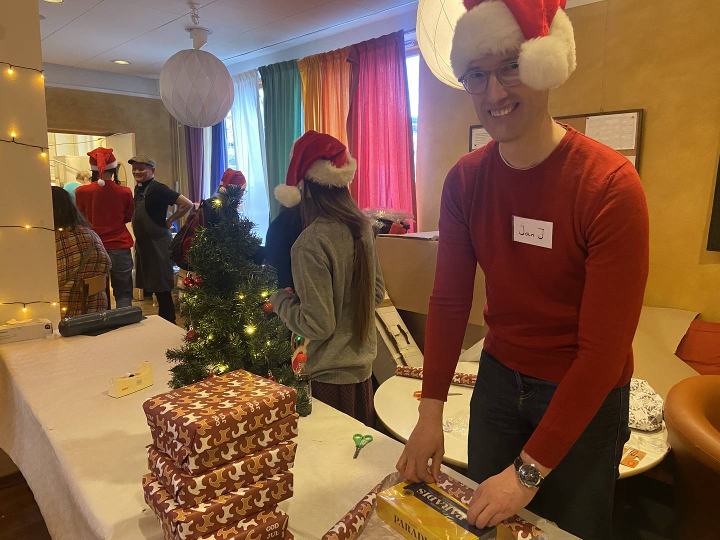 Även Jan Jönsson, socialborgarråd för Liberalerna i Stockholms stad, iklädde sig volontärernas tomteluva för att göra en insats vid juldagslunchen i Centrumkyrkan i Farsta.