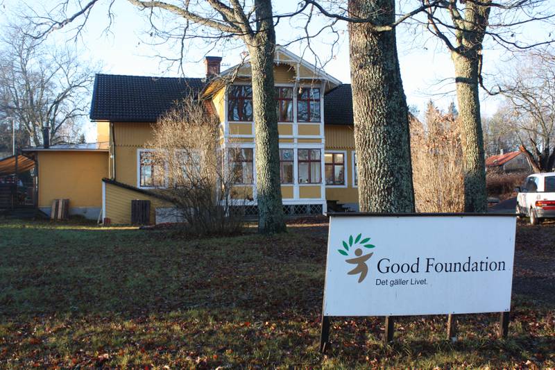 God grund. Seppo och Kristina Hast grundade behandlingshemmet Good Foundation i Gästrike-Hammarby. Till en början var invånarna skeptiska. Men i dag är vårdhemmet uppskattat i bygden. ”Nu säger de ’det är ju ni som är nyktra och sköter er på helgerna’”. 