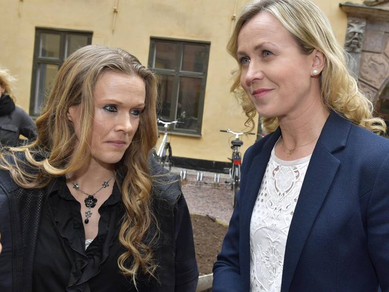 DRIVER FALLET VIDARE. Ellinor Grimmark (t v) och Ruth Nordström mötte i går medierna för att kommentera domen där barnmorskan Ellinor Grimmark förlorat mot Region Jönköpings län.