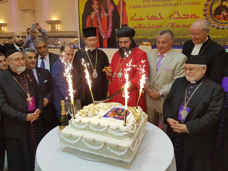 Benjamin Atas firar 20 år som syrisk-ortodox ärkebiskop i Sverige med rejäl tårta.