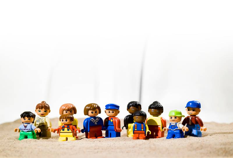 Fonden inom Lego-gruppen har öronmärkt 100 miljoner dollar till barn i flyktingläger i Bangladesh, Irak, Jordanien och Libanon.