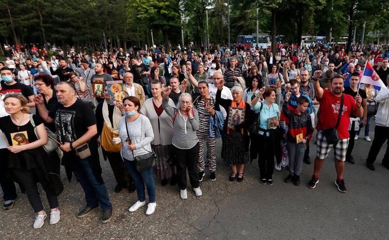 Många protesterade på Belgrads gator mot att åtta präster i Serbisk-ortodoxa kyrkan häktats i grannlandet Montenegro.