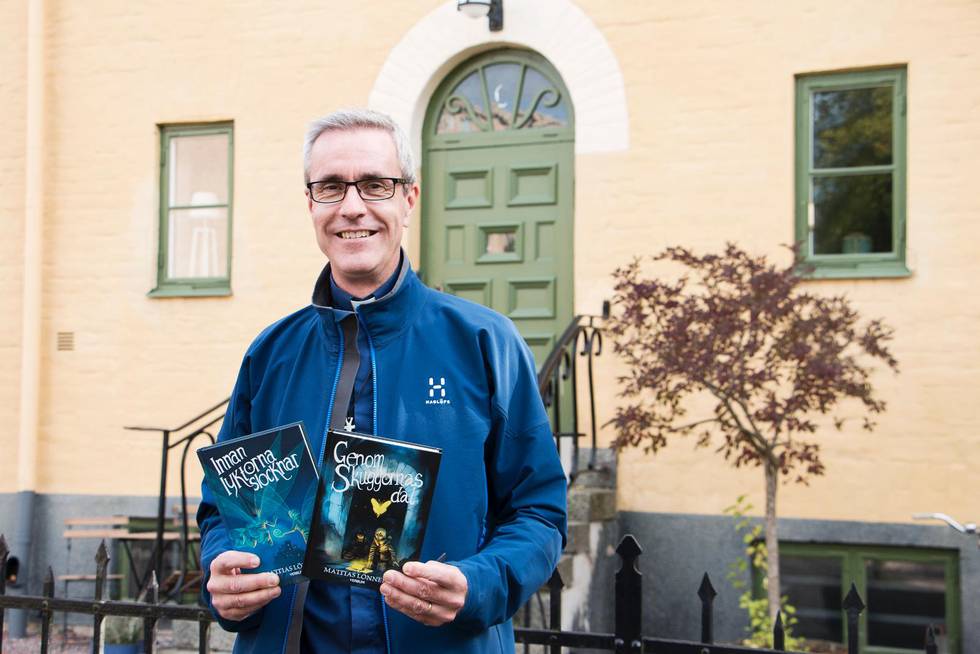 Mattias Lönnebos nya bok Innan lyktorna slocknar är andra boken i hans fantasyserie om huvudkaraktärerna Liv och Dag. Första boken i sviten heter Genom skuggornas dal.