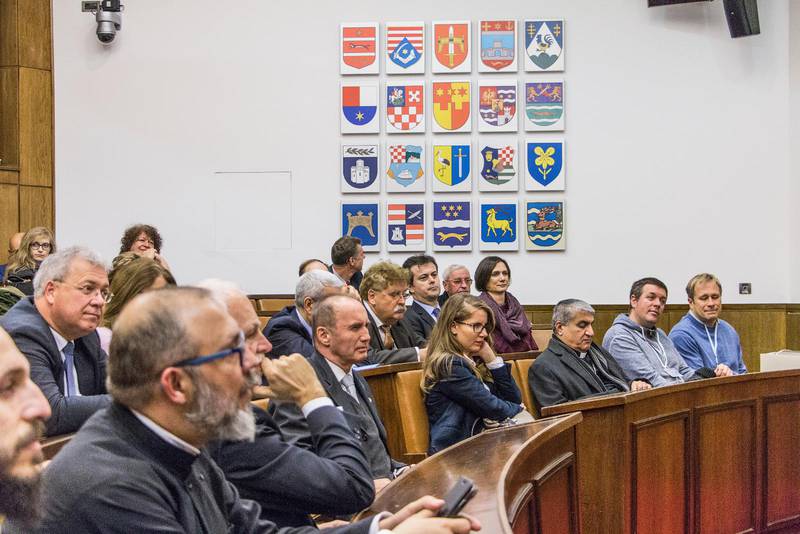 Lyssnar politikerna på de religiösa företrädarna? Ja, men inte tillräckligt, menade flera av de religiösa företrädare som mötte politiker i Zagreb i december. Katolska, ortodoxa och judiska ledare fanns med under en konferens vars syfte var interreligiös och interkulturell dialog. Här några av deltagarna på studiebesök i det kroatiska parlamentet.