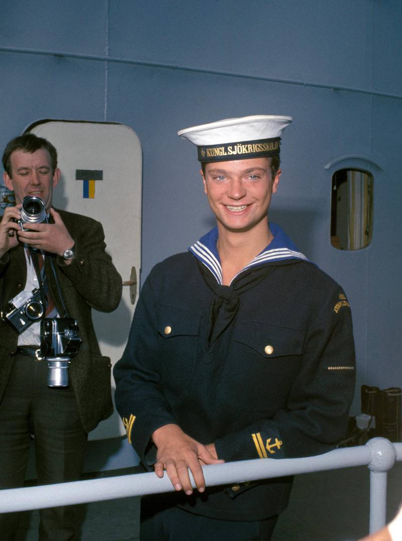 Kronprins Carl Gustaf uppvaktas av pressen på sin 21-årsdag ombord på Älvsnabben som är på besök i Dublin.