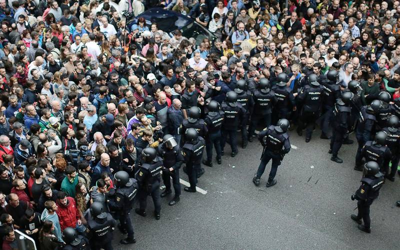 På söndagen uppmanade Spaniens största fackföreningar till strejk efter den ”grova kränkningen av rättigheter och friheter”. De föreslår att medlemmarna tillsammans ska ”stoppa landet” i dag.