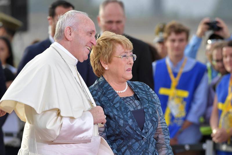 Chiles president Michelle Bachelet välkomnar Påve Franciskus.