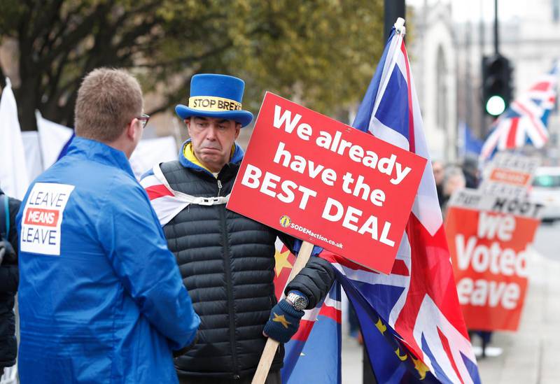 Brexit-anhängare och brexit-motståndare demonstrerade utanför parlamentet i London inför omröstningen nästa vecka.