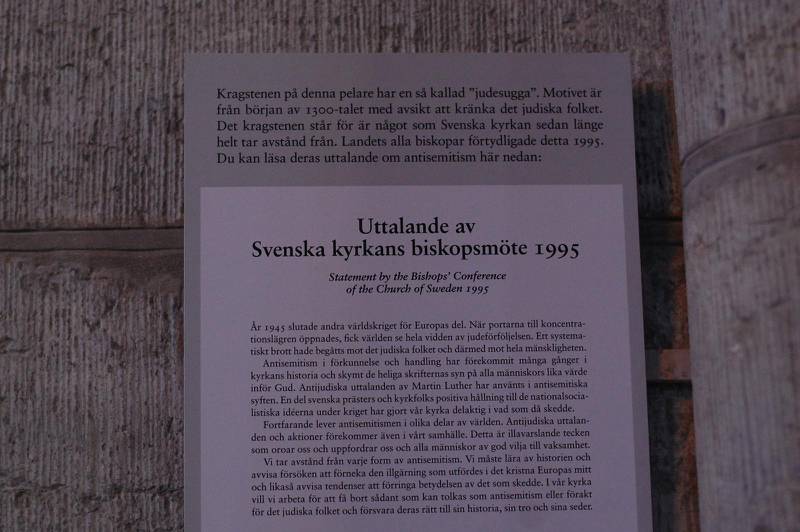 Anslaget från biskopsmötet 1995 berättar att Svenska kyrkan tagit avstånd från all typ av antisemitism. Det sitter i anslutning till judesuggan.