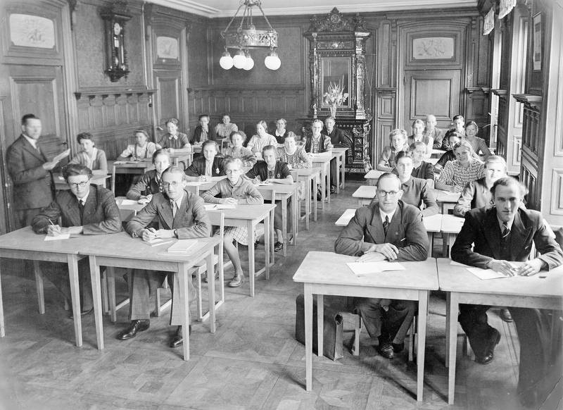 Första kullen. Lektion i Rörstrands slott 1942 med skolans första elever. Till vänster rektor Osmin Halldorf.