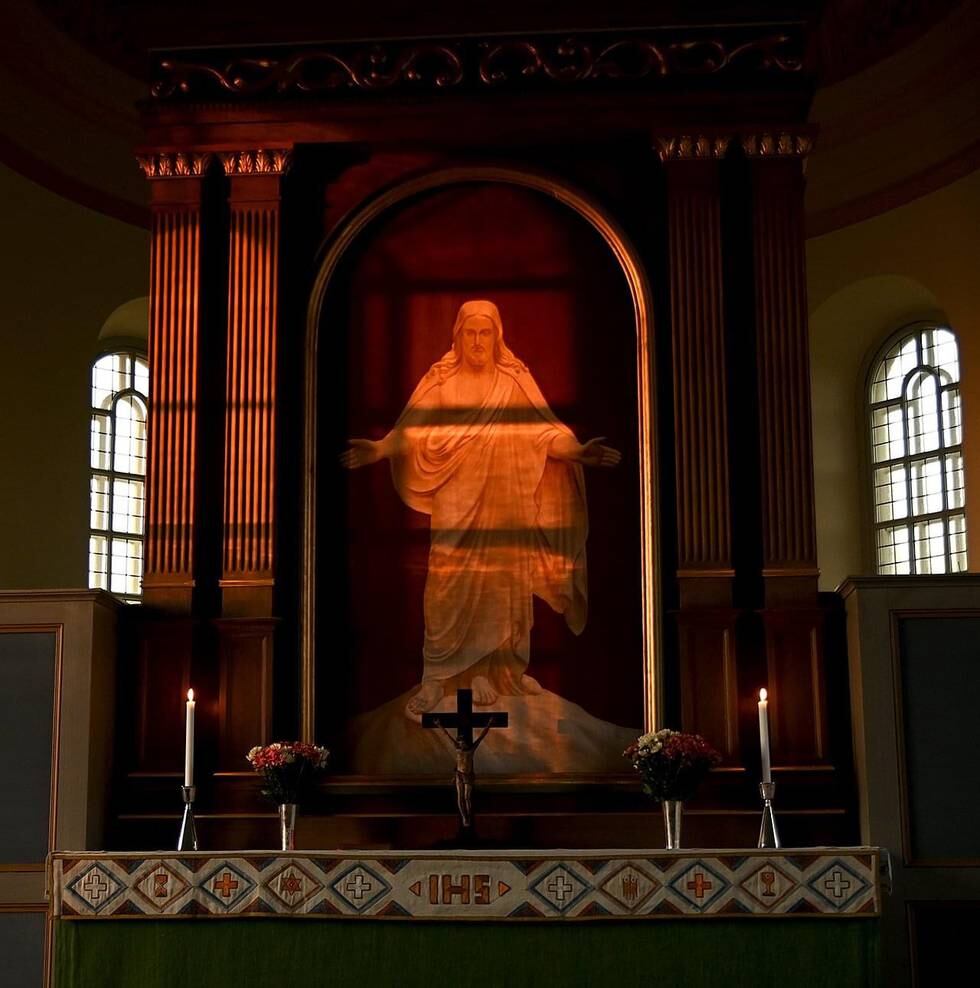 Ljuset på Jesus på aktartavlan i Stafsinge kyrka syns bara på detta sätt runt midsommar, berättar Björn Göransson.