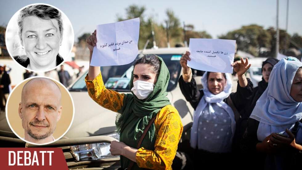 Landets flickor och kvinnor lider dubbelt när rättigheter tas ifrån dem och landets ekonomi skenar mot en avgrund, skriver Andreas Stefansson och Therése Engström. Bilden: Afghanska kvinnor under en protest i Kabul i oktober 2021.