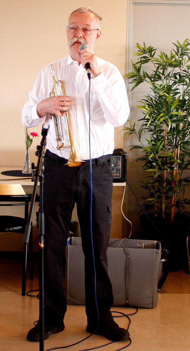 Per-Erik Bernspång var spelningens dirigent, trumpetare och presentatör.