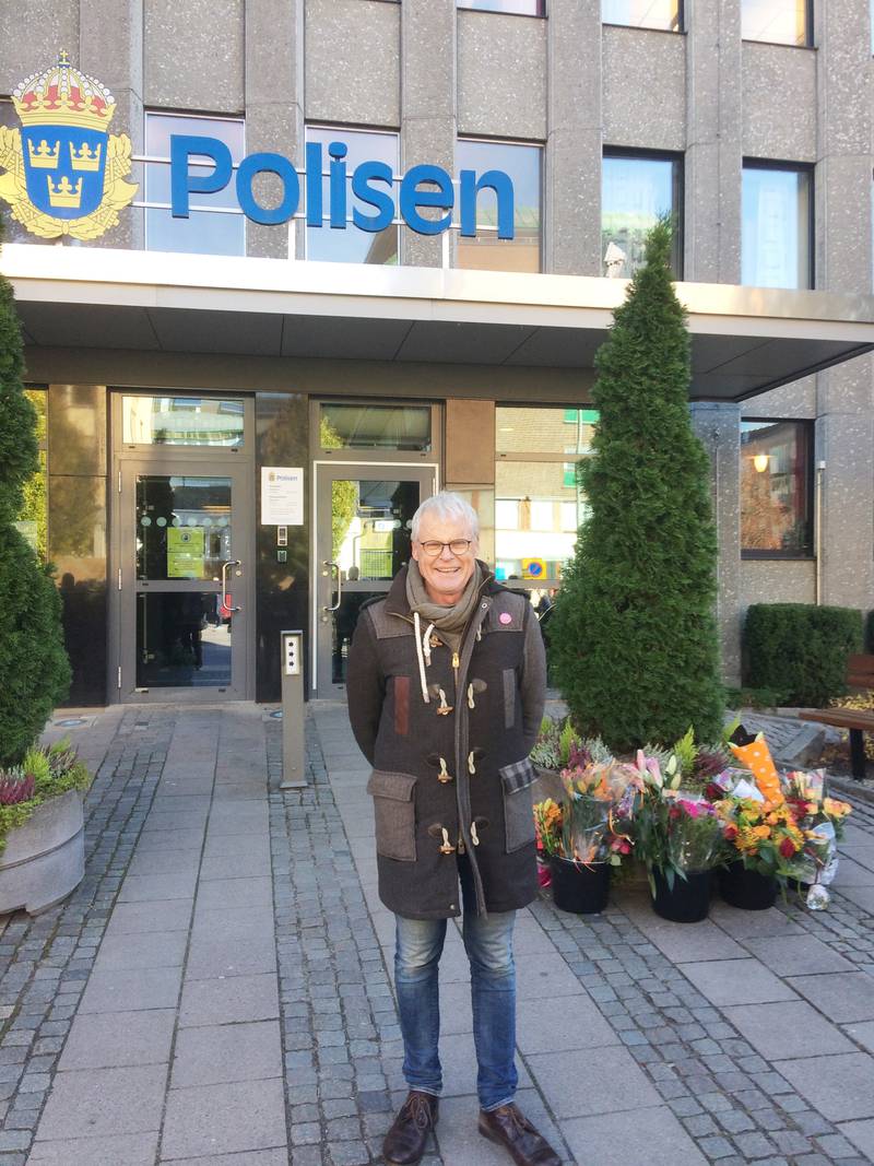 Lennart Klaar framför polishuset i Västerås