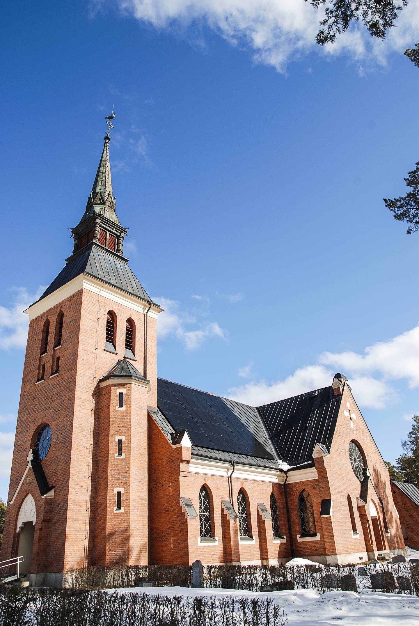 Stuguns kyrka installerar solpaneler. Som första äldre kyrka i landet fick Stuguns kyrka i östra Jämtland i år solpanel på taket. Tidigare förfrågningar har fått nej från Riksantikvarieämbetet.
