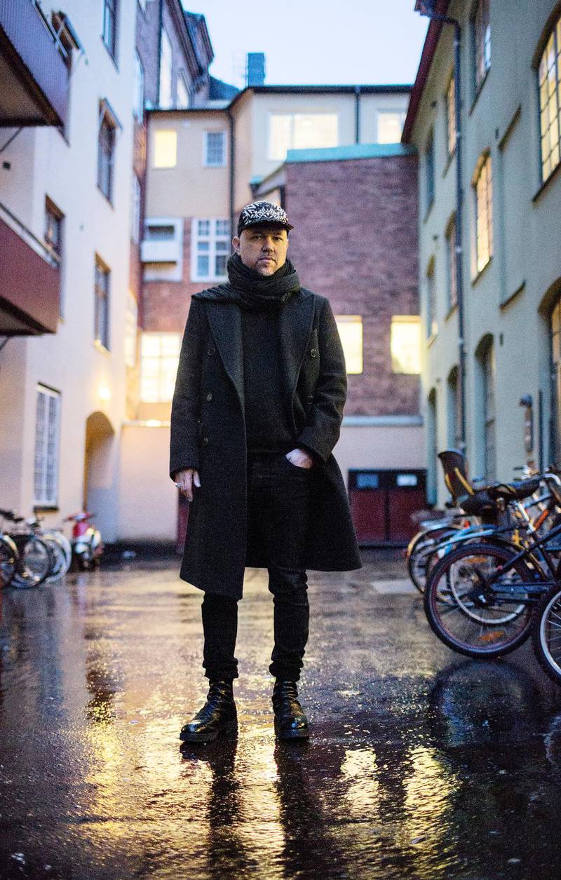 Tomas Andersson Wij släpper ny skiva  ”Avsändare okänd”. Vi möts en regnvåt eftermiddag på Södermalm i Stockholm.