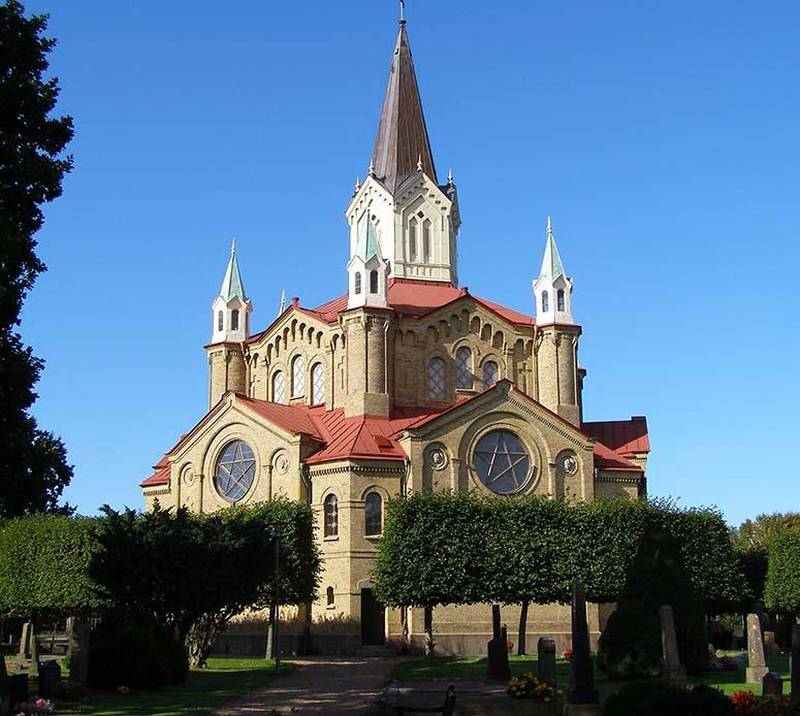 Snöstorps sexkantiga kyrka i Halmstad har reminiscenser från gamla romerska rundkyrkor, men Emil Langlet har vid utformningen också påverkats av bysantinsk byggnadskonst.