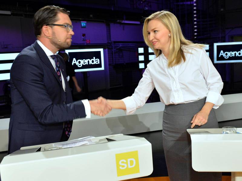 KD:s partiordförande Ebba Busch Thor hälsar på SD-ledaren Jimmie Åkesson under en SVT-debatt i våras. 