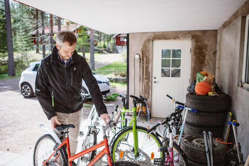 Joachim Elsander ställer barnens cyklar till rätta på gården.