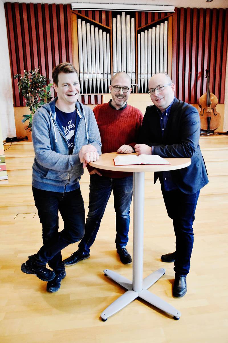 håller förkunnelsen högt. Pelle Bark, Fredrik Lignell och Daniel Röjås möts regelbundet för att peppa varandra och ge feedback på de andras predikningar. ” Det vi gör är ett uttryck för att vi håller förkunnelsen högt och tror på den”, säger Fredrik. 