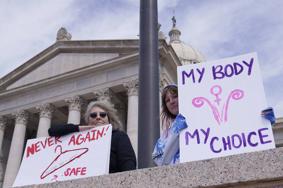 Dani Thayer och Marina Lanae protesterade i april mot Oklahomas planer på strängare abortlagar.