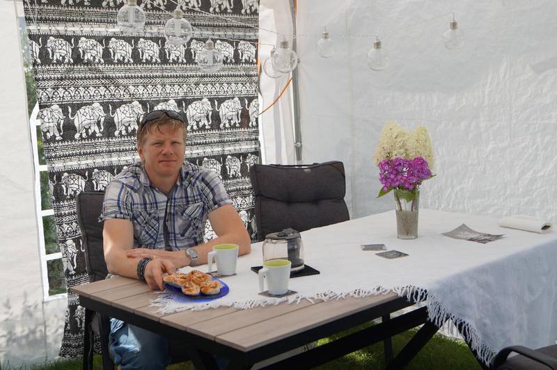 Behovet av samtal och umgänge är stort i coronatider, säger pingstpastorn Mattias Östenälv, som öppnar partytält i trädgården nu till veckan.