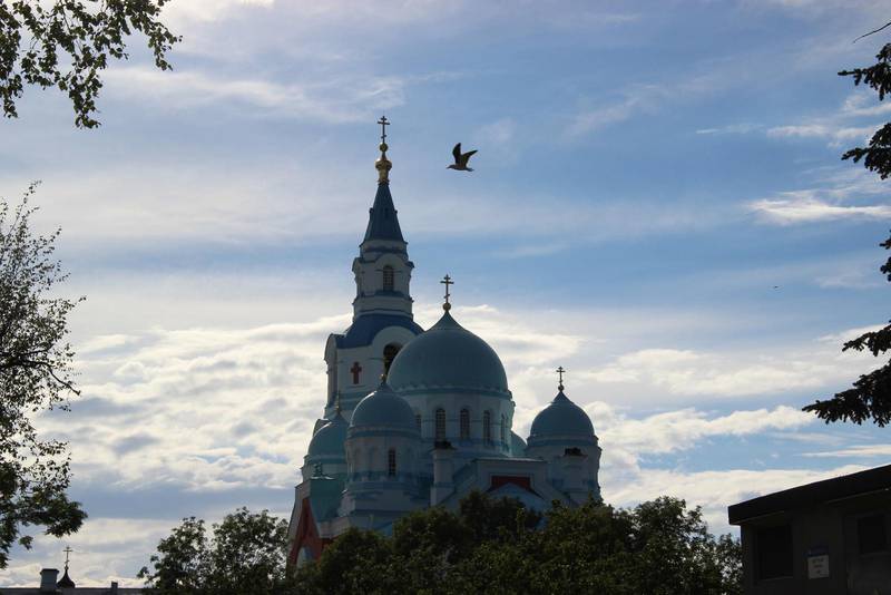 Katedralen på Valamo syns på långt avstånd. Kyrkan renoverades under Sovjettiden i början av 1980-talet och arbetet var nästan färdigt år 1990. Men klostret började om med renoveringen och arbetet avslutades för ett par år sedan.