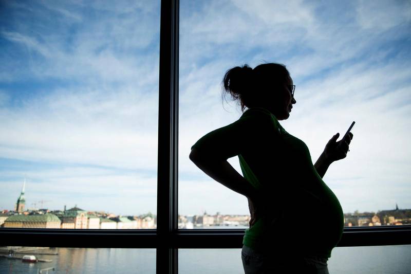 Förra året gick Socialstyrelsen ut med nya rekommendationer för att få fler gravida kvinnor att söka vård för minskade fosterrörelser.