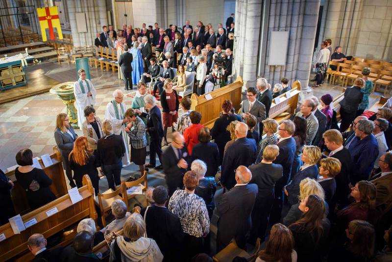 Kung Carl Gustaf, prins Carl Philip och prinsessan Sofia närvarade vid kyrkomötets öppnande i Uppsala domkyrka i går.